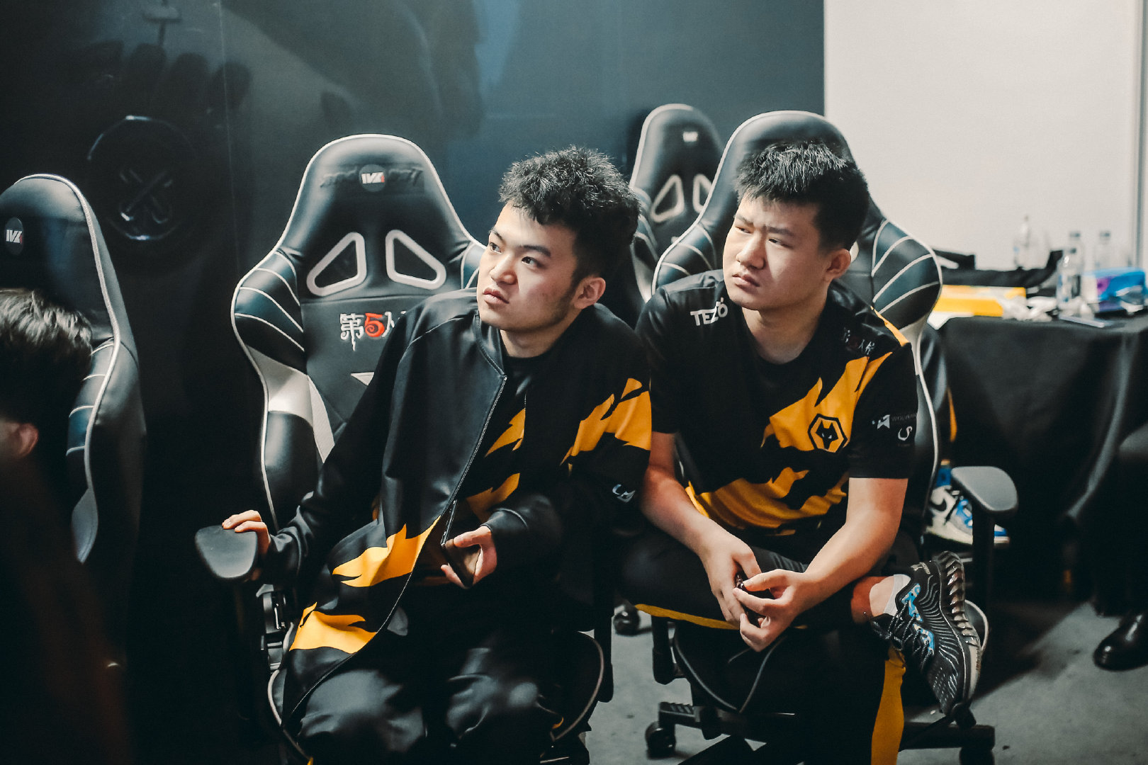 狼队客场取胜,展示出色的团队配合的句子 狼队客场取胜,展示出色的团队配合的句子